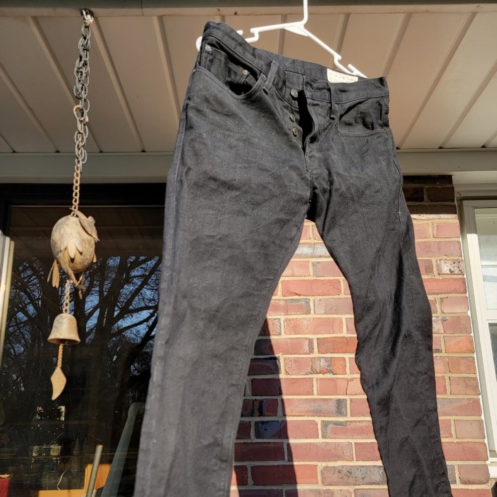 IMOGENE AND WILLIE Men's Barton Slim black selvage rinse in color. 32X30.